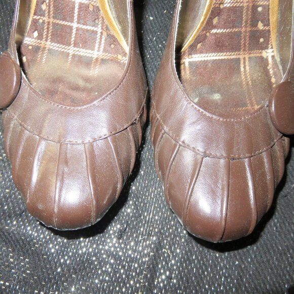 BOGO BCBGeneration BCBGirls Brown Leather Retro Prep Chunky Heel Button Pumps 8 - Picture 2 of 12
